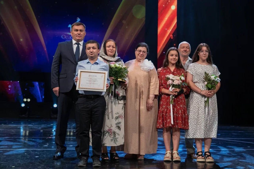 Особенное счастье В Астрахани при поддержке ЛУКОЙЛа в шестой раз прошла Всероссийская премия, направленная на привлечение внимания к проблемам семей с…