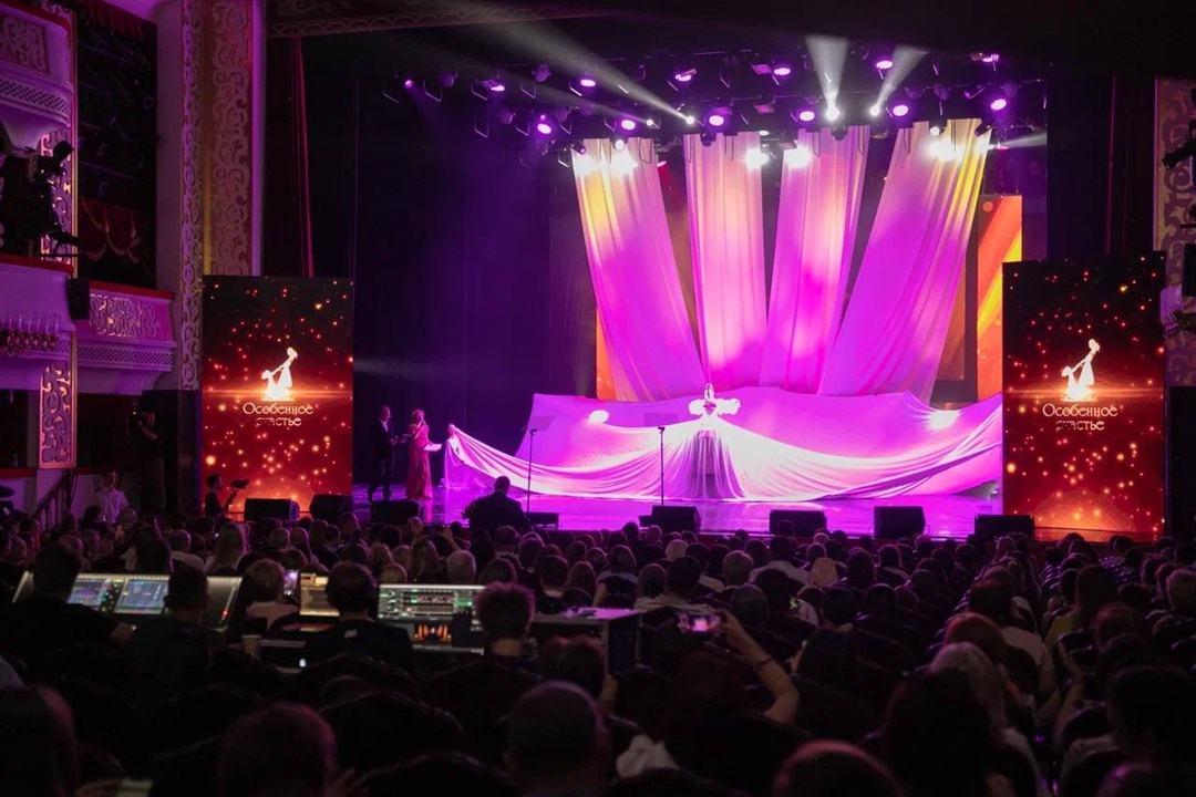 Особенное счастье В Астрахани при поддержке ЛУКОЙЛа в шестой раз прошла Всероссийская премия, направленная на привлечение внимания к проблемам семей с…