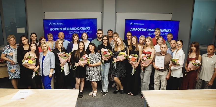 Наградили наших медалистов! В Распадской есть хорошая традиция – поздравлять семьи сотрудников, чьи дети окончили школу с медалями.