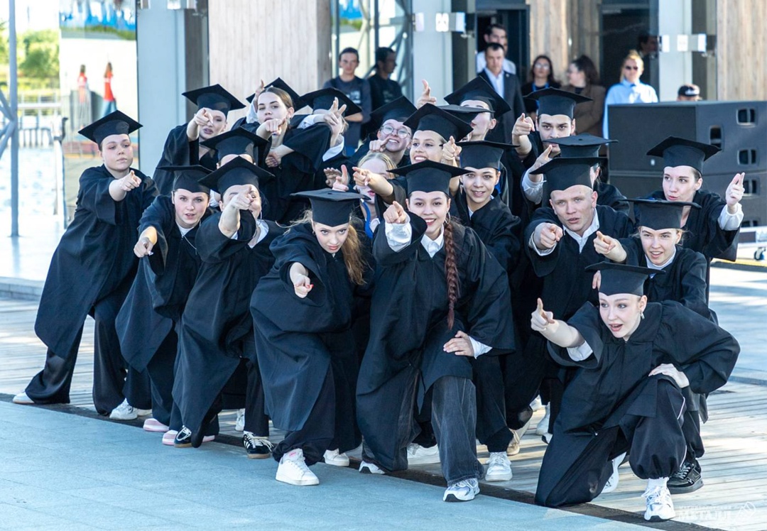 Вчера – диплом, завтра – ММК Выпускной МГТУ прошёл на Территории Притяжения – 1230 дипломов, десятки отличников, и сотни молодых специалистов, готовых работать…