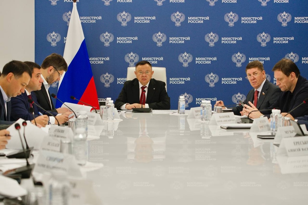 В Минстрое России под председательством Министра строительства и ЖКХ РФ Ирека Файзуллина прошло еженедельное совместное совещание с регионами и главными…