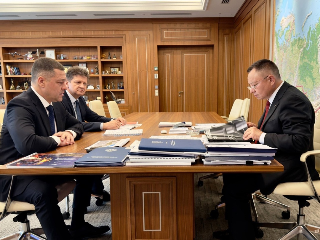 Министр строительства и ЖКХ РФ Ирек Файзуллин провел рабочую встречу с губернатором Псковской области Михаилом Ведерниковым