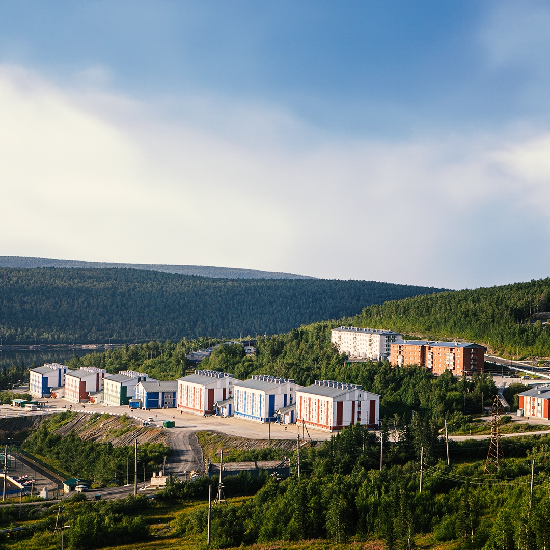 Любуемся нашими вахтовыми поселками!
Уютные дома, спортплощадки, дороги, электросети — по инфраструктуре здесь всё на месте