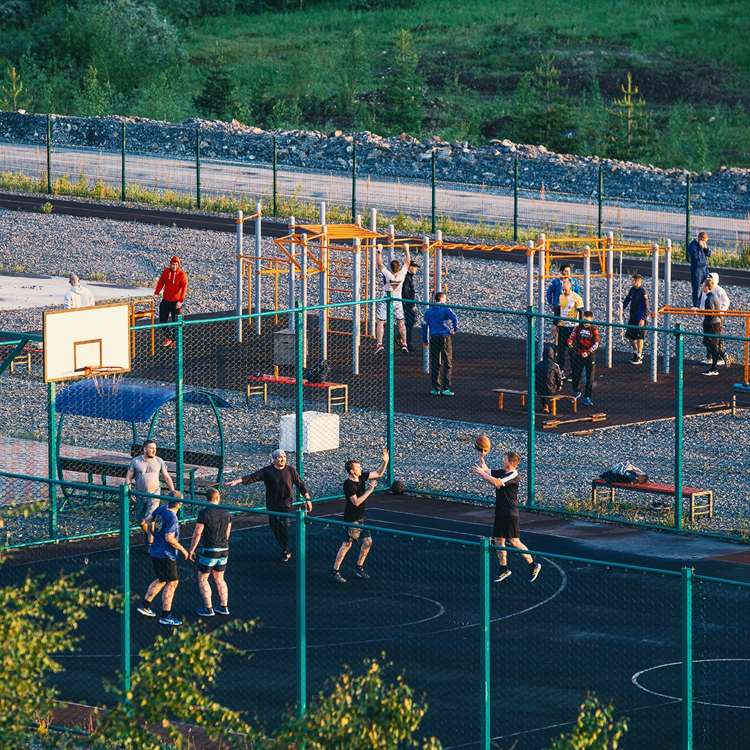 Любуемся нашими вахтовыми поселками!
Уютные дома, спортплощадки, дороги, электросети — по инфраструктуре здесь всё на месте