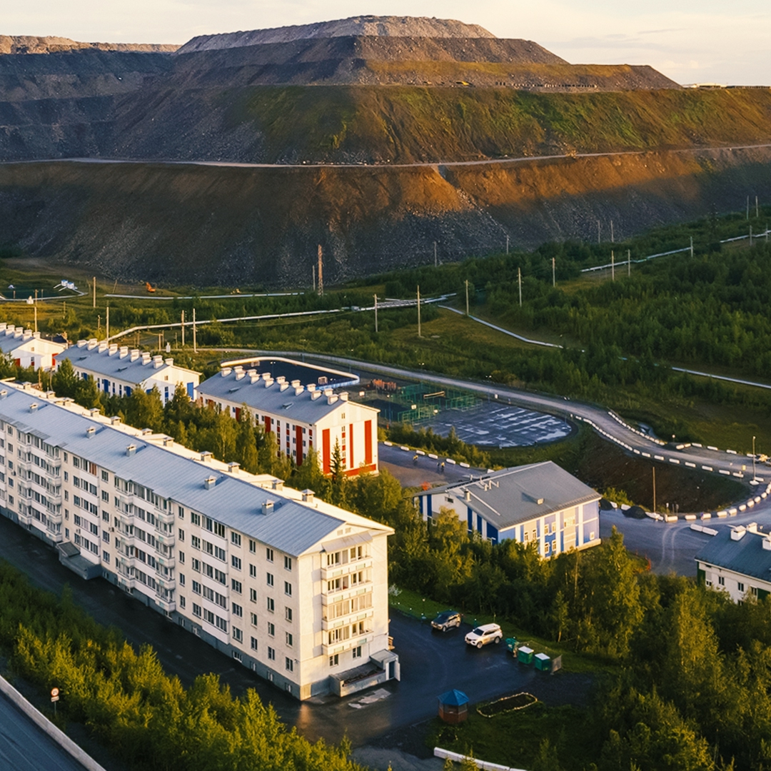 Любуемся нашими вахтовыми поселками!
Уютные дома, спортплощадки, дороги, электросети — по инфраструктуре здесь всё на месте