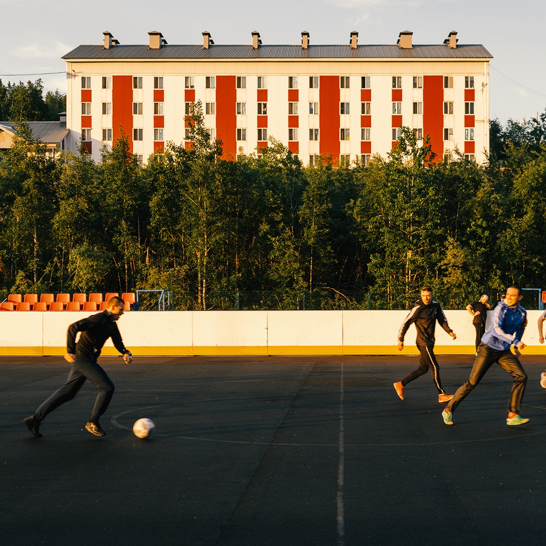 Любуемся нашими вахтовыми поселками!
Уютные дома, спортплощадки, дороги, электросети — по инфраструктуре здесь всё на месте