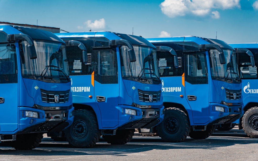 В Оренбуржье прибавление! Автопарк местной компании «Газпром добыча Оренбург» пополнился шестью новыми вахтовыми автобусами КАМАЗ-6250.