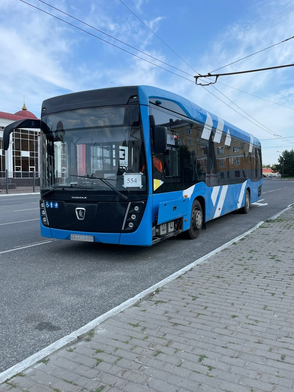 Не электробусом единым Российский автогигант выпускает и отличные троллейбусы. Кстати, сейчас новую низкопольную модель КАМАЗ-62825 тестируют в регионах.