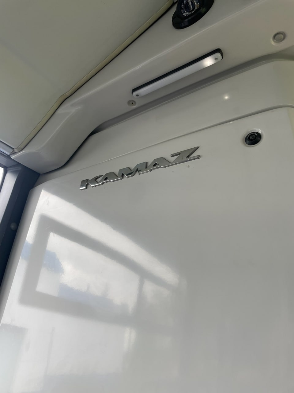 Не электробусом единым Российский автогигант выпускает и отличные троллейбусы. Кстати, сейчас новую низкопольную модель КАМАЗ-62825 тестируют в регионах.