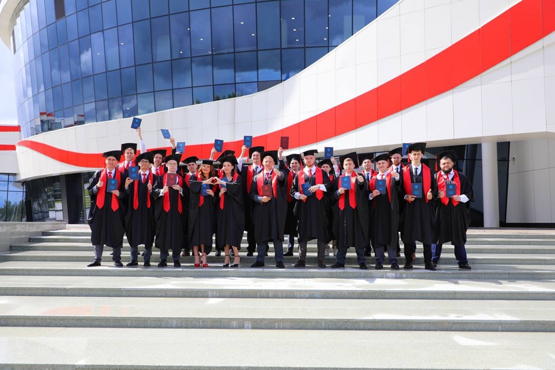 Первые выпускники Когалыма студент корпоративной группы получил дипломы по направлению «Нефтегазовое дело» в Образовательном центре базового города ЛУКОЙЛа.