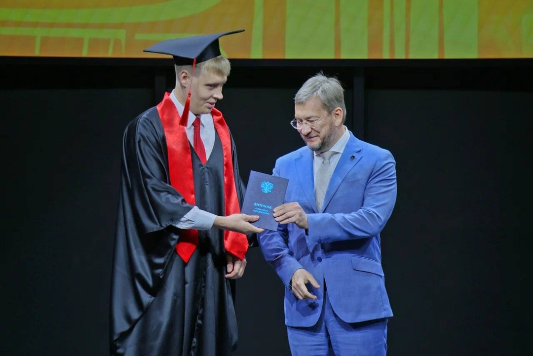 Первые выпускники Когалыма студент корпоративной группы получил дипломы по направлению «Нефтегазовое дело» в Образовательном центре базового города ЛУКОЙЛа.