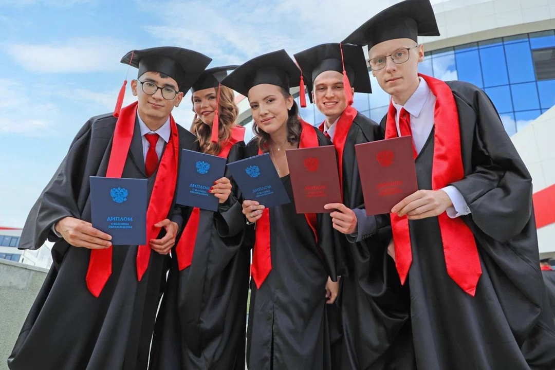 Первые выпускники Когалыма студент корпоративной группы получил дипломы по направлению «Нефтегазовое дело» в Образовательном центре базового города ЛУКОЙЛа.
