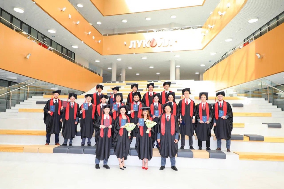 Первые выпускники Когалыма студент корпоративной группы получил дипломы по направлению «Нефтегазовое дело» в Образовательном центре базового города ЛУКОЙЛа.