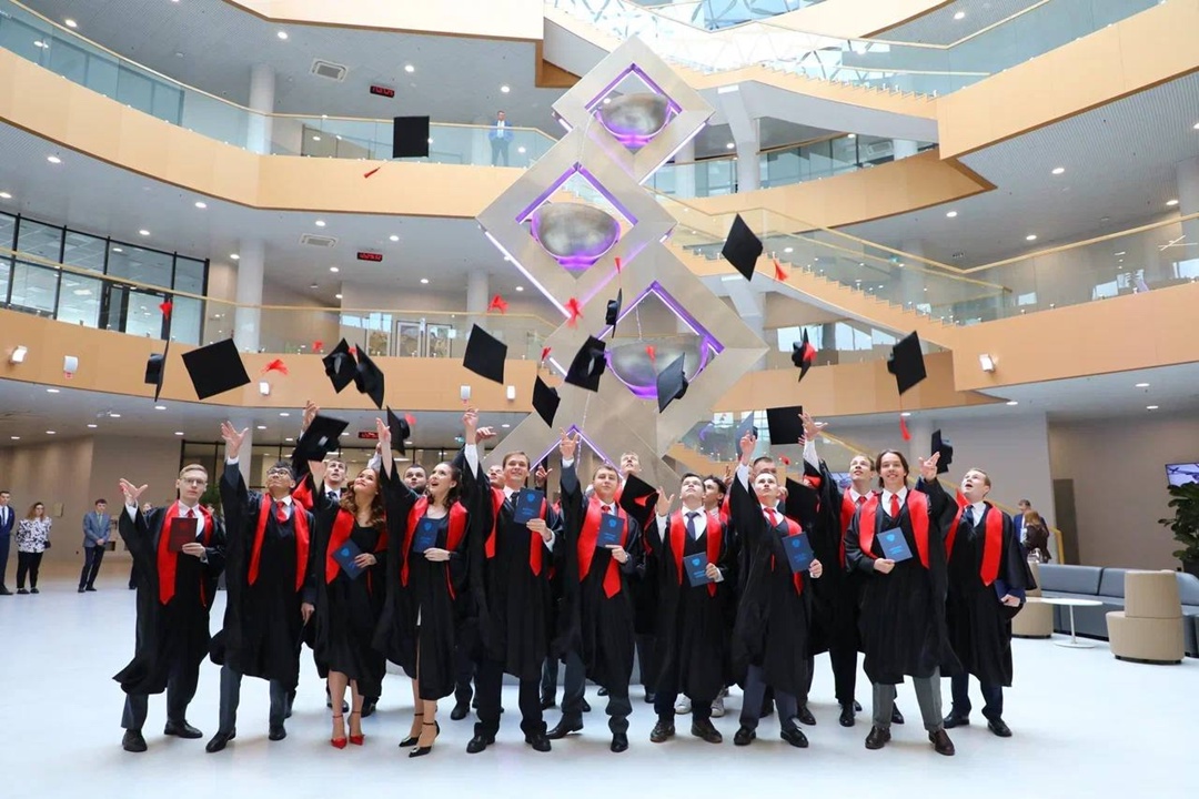 Первые выпускники Когалыма студент корпоративной группы получил дипломы по направлению «Нефтегазовое дело» в Образовательном центре базового города ЛУКОЙЛа.