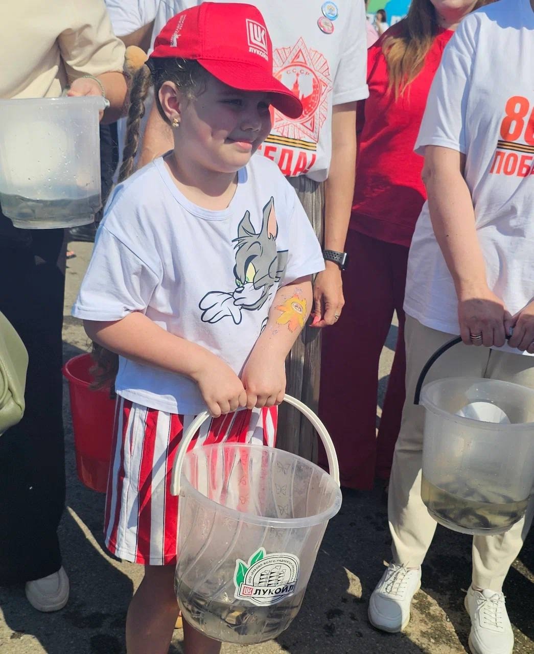 Рыбы Ледникового периода тысячи мальков русского осетра выпустили в Волгу нефтепереработчики ЛУКОЙЛа и жители Волгограда.