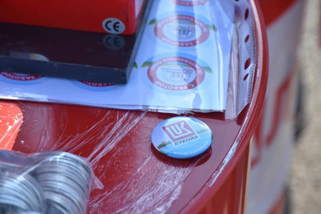 Рыбы Ледникового периода тысячи мальков русского осетра выпустили в Волгу нефтепереработчики ЛУКОЙЛа и жители Волгограда.