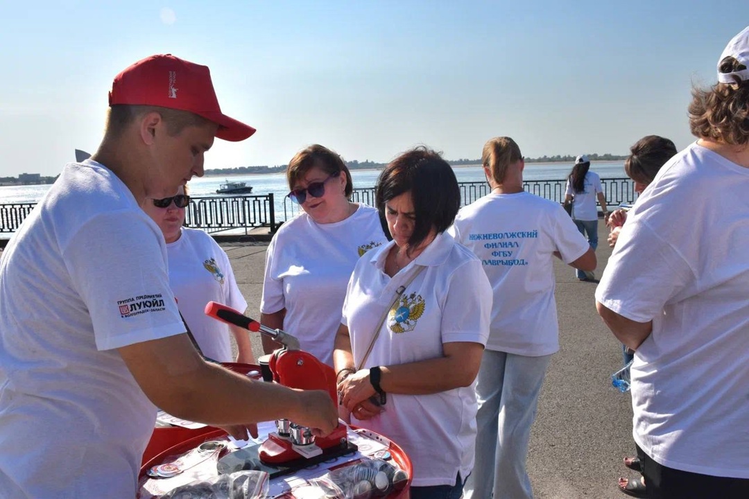 Рыбы Ледникового периода тысячи мальков русского осетра выпустили в Волгу нефтепереработчики ЛУКОЙЛа и жители Волгограда.
