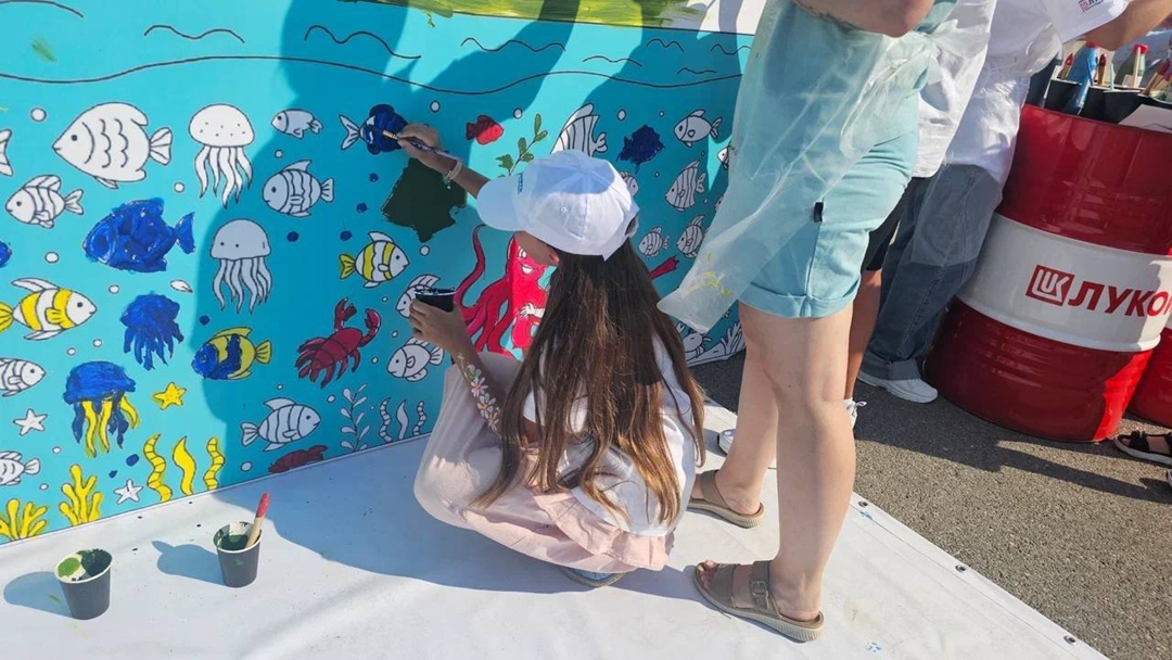 Рыбы Ледникового периода тысячи мальков русского осетра выпустили в Волгу нефтепереработчики ЛУКОЙЛа и жители Волгограда.