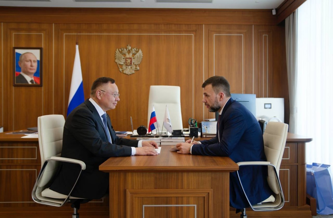 Глава Минстроя России Ирек Файзуллин c Главой Донецкой Народной Республики Денисом Пушилиным обсудил актуальные вопросы и ключевые проекты, в том числе…