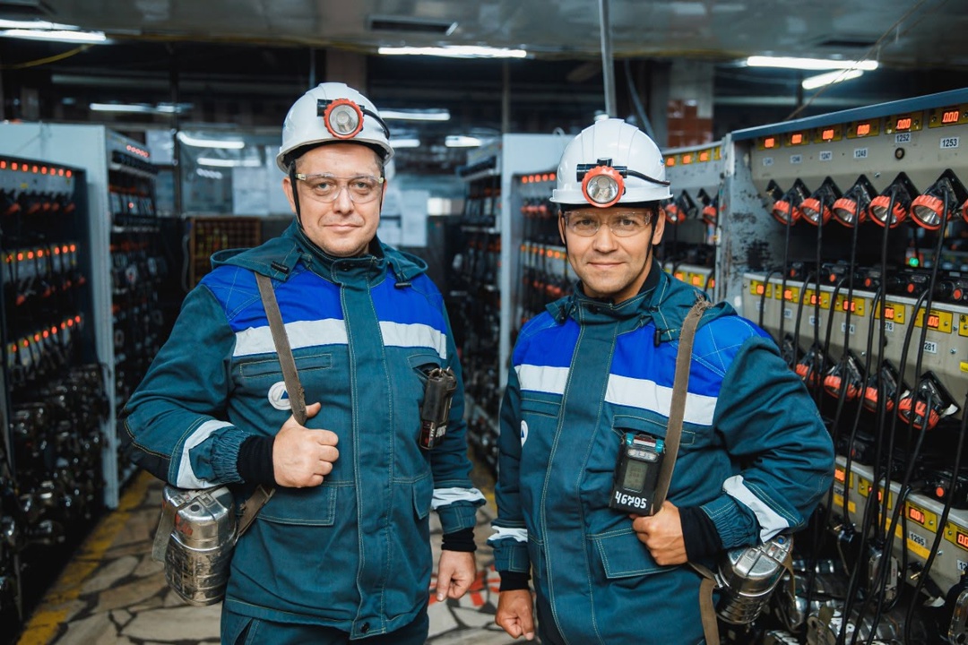 Два шахтера, два лидера! Сегодня мы познакомим вас с двумя горняками шахты «Распадская», которые уже более 20 лет в своей профессии.