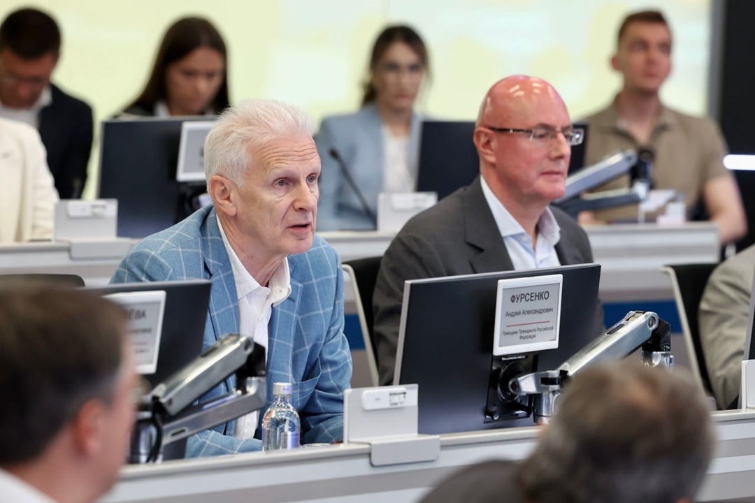 Дмитрий Чернышенко и Андрей Фурсенко вручили дипломы выпускникам программы развития кадрового резерва в науке.