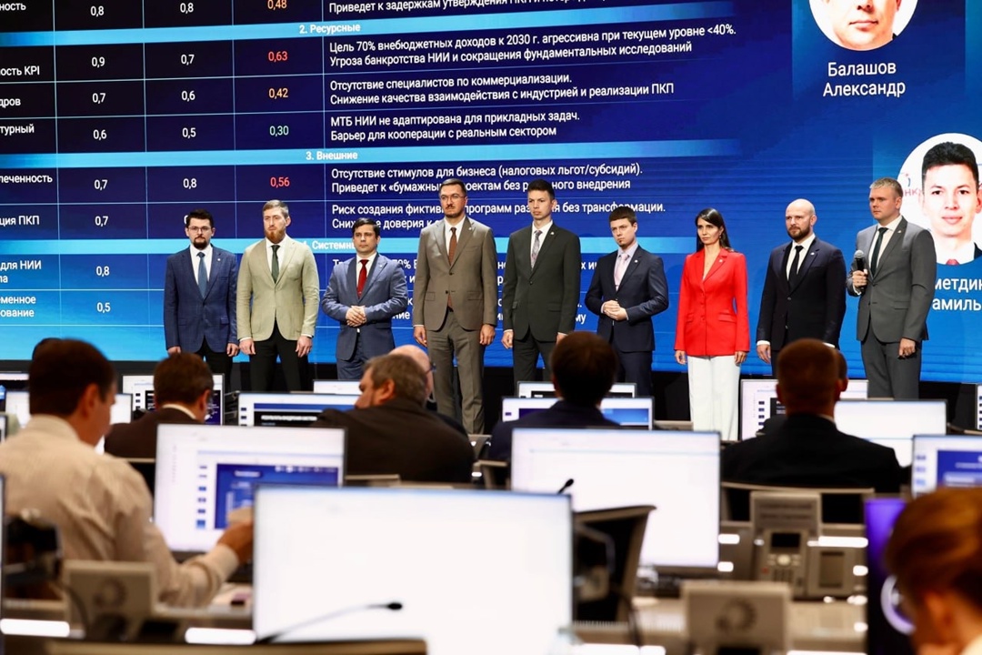 Дмитрий Чернышенко и Андрей Фурсенко вручили дипломы выпускникам программы развития кадрового резерва в науке.