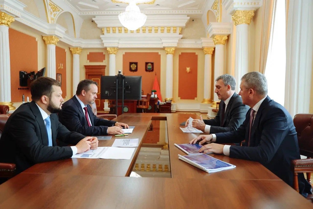 В рамках визита в Амурскую область состоялась рабочая встреча министра транспорта Андрея Никитина с губернатором региона Василием Орловым