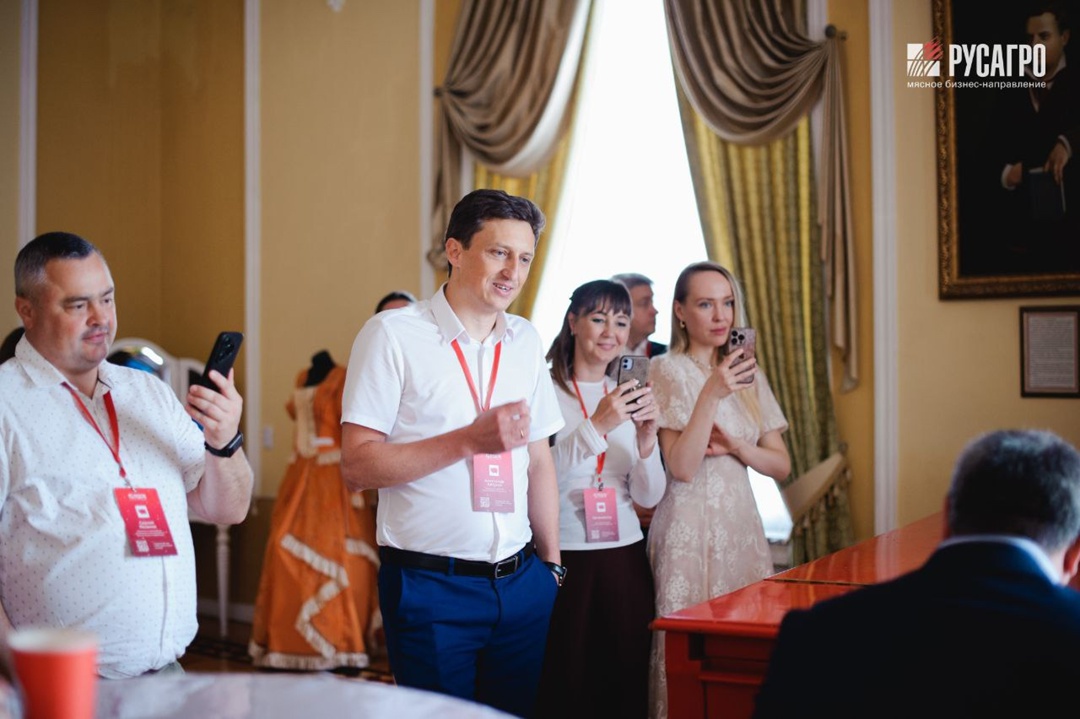 Более 300 участников, 8 департаментов, 2 региона и одна общая ценность — искренняя любовь к своему делу и своей команде. В Тамбове прошло главное корпоративное…