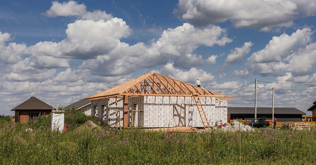 Рынок недвижимости в сегменте индивидуального жилищного строительства в сельской местности в первом полугодии демонстрирует спад на 25% год к году, при этом…