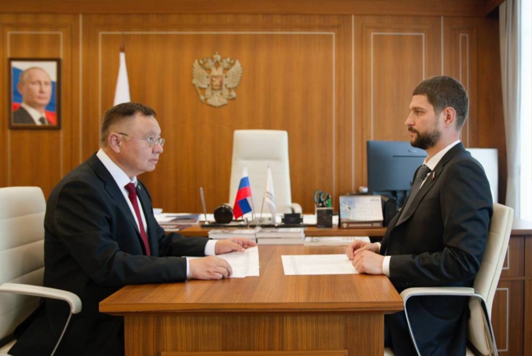 Глава Минстроя России Ирек Файзуллин провел рабочую встречу с сенатором РФ от ДНР Александром Волошиным