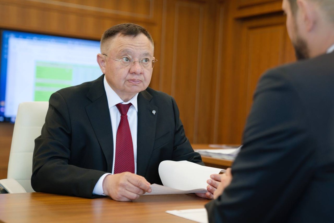 Глава Минстроя России Ирек Файзуллин провел рабочую встречу с сенатором РФ от ДНР Александром Волошиным