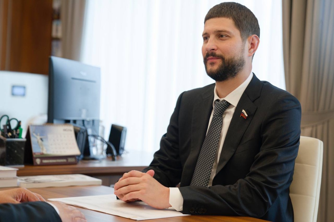 Глава Минстроя России Ирек Файзуллин провел рабочую встречу с сенатором РФ от ДНР Александром Волошиным