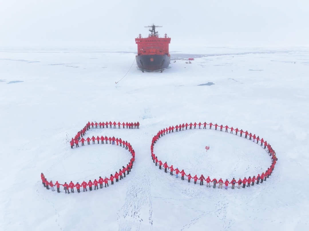 Атомный ледокол «50 лет Победы» в 50-й раз совершил круизный рейс к Северному полюсу, доставив туда туристов в рамках многолетнего партнёрства между ФГУП…