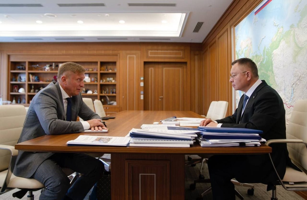 Глава Минстроя России Ирек Файзуллин провел рабочую встречу с директором Всероссийского детского центра «Орлёнок» Александром Джеусом