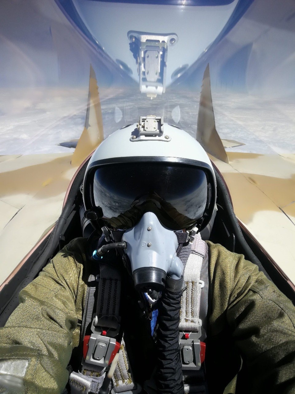 Селфи на высоте Это Дмитрий Селиванов, летчик-испытатель ОКБ Микояна (входит в Объединенную авиастроительную корпорацию), передает пламенный привет!