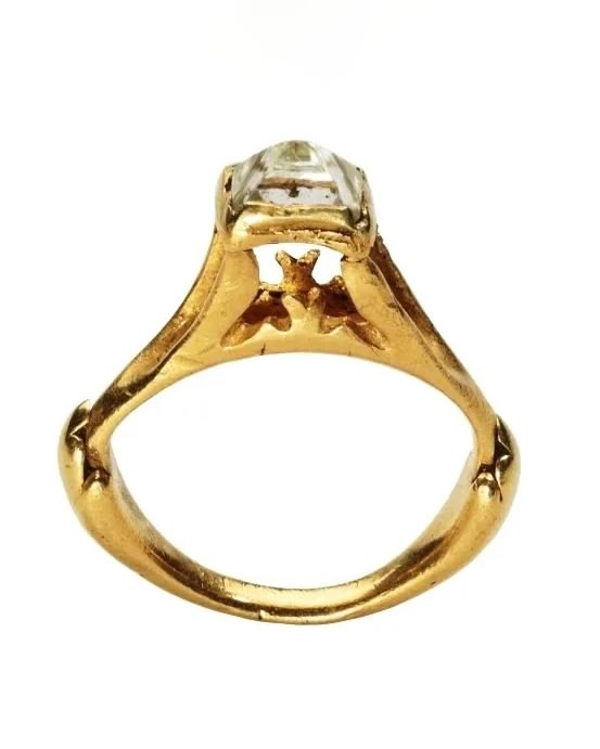 Если углубиться в историю бриллиантового дела, можно найти записи о том, что еще с VI века индийские гранильщики и исламские ювелиры X века использовали…