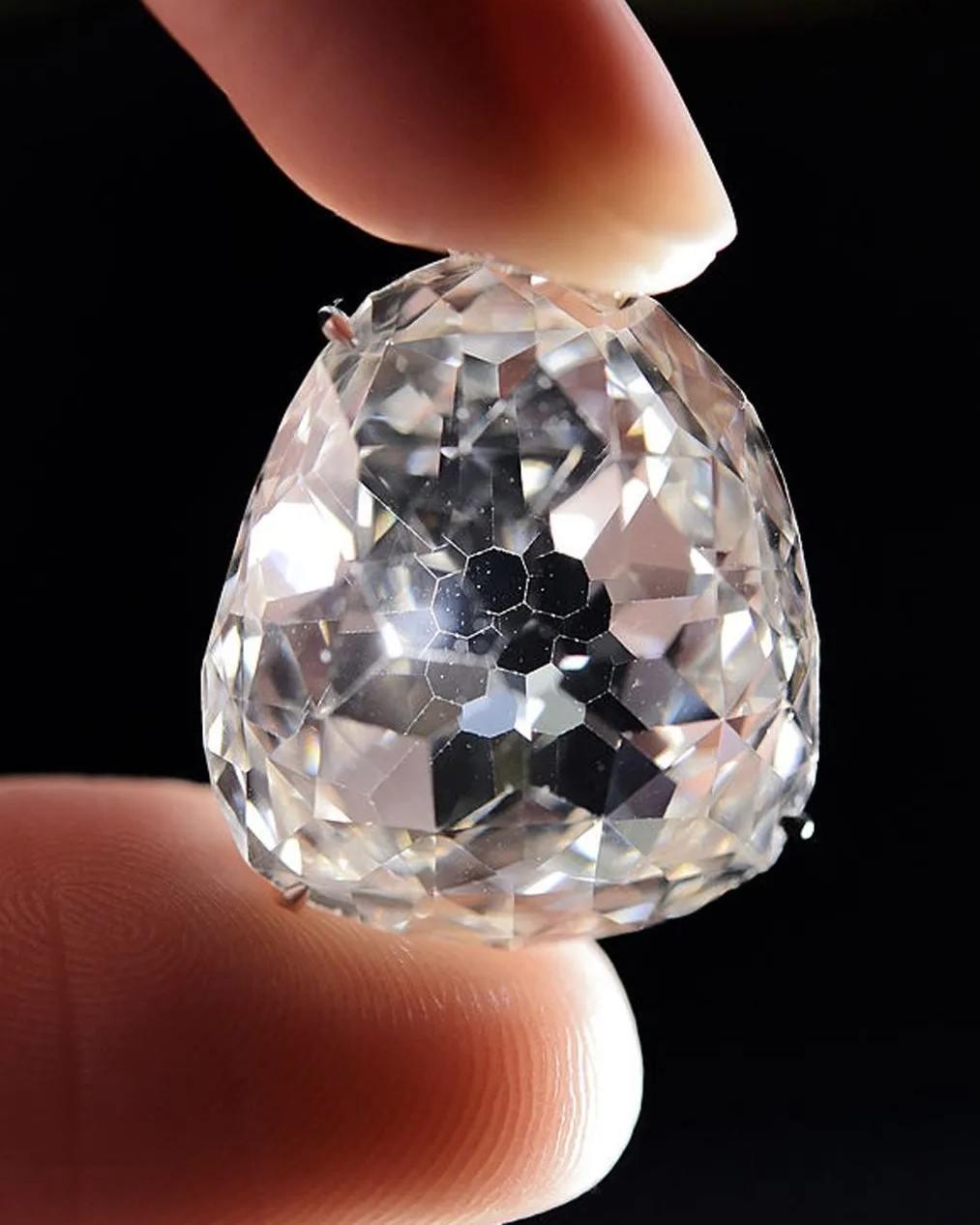 Если углубиться в историю бриллиантового дела, можно найти записи о том, что еще с VI века индийские гранильщики и исламские ювелиры X века использовали…