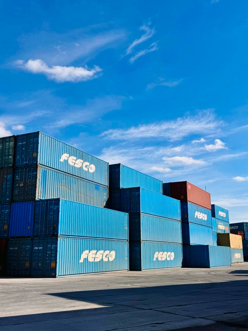Оборот контейнеров FESCO в природе – пока одни грузы идут по морю, другие уверенно движутся по рельсам!