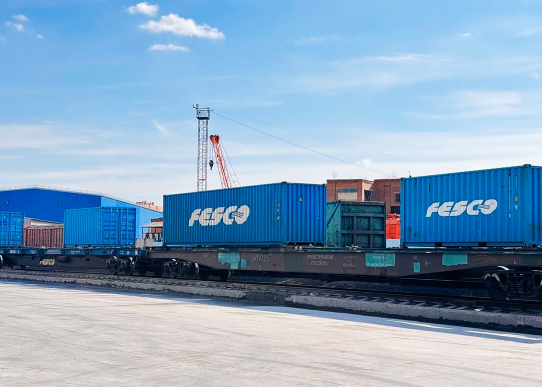 Оборот контейнеров FESCO в природе – пока одни грузы идут по морю, другие уверенно движутся по рельсам!