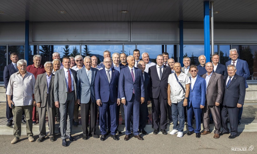 «Три гордых буквы - ММК!» «Мы все - металлурги». Более 7500 ветеранов производства собрались в «Арене-Металлург» в канун главного городского праздника