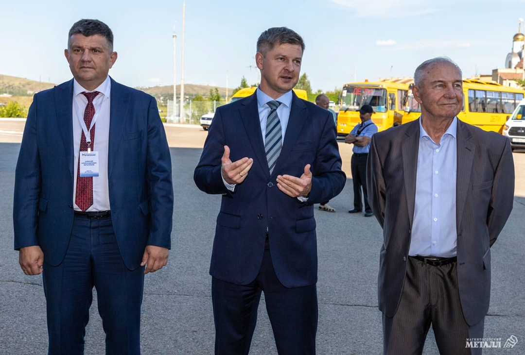 «Три гордых буквы - ММК!» «Мы все - металлурги». Более 7500 ветеранов производства собрались в «Арене-Металлург» в канун главного городского праздника