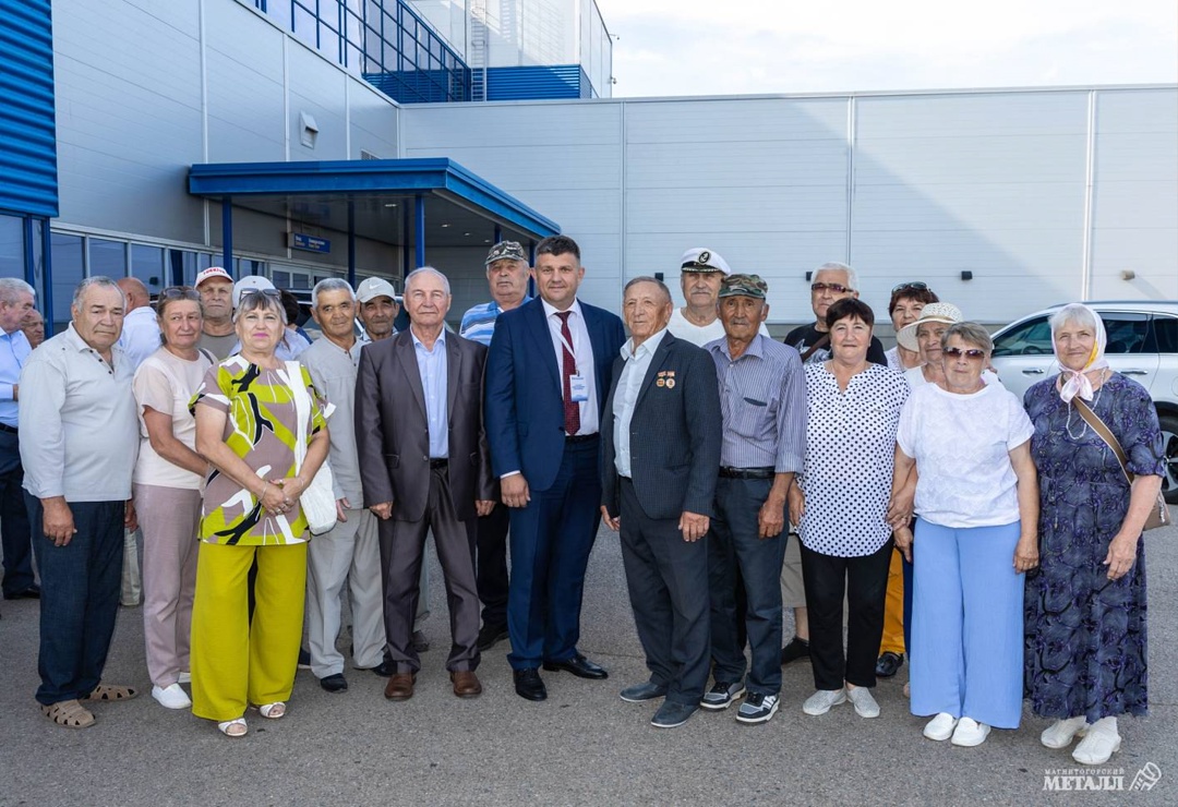 «Три гордых буквы - ММК!» «Мы все - металлурги». Более 7500 ветеранов производства собрались в «Арене-Металлург» в канун главного городского праздника