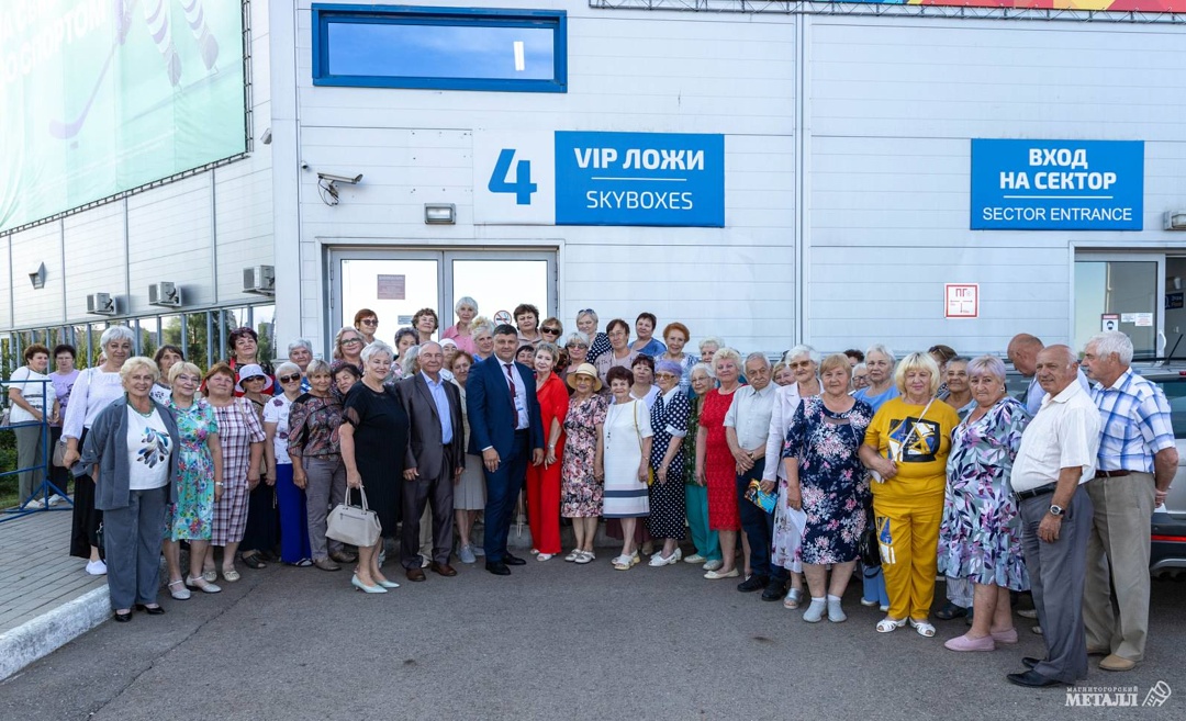 «Три гордых буквы - ММК!» «Мы все - металлурги». Более 7500 ветеранов производства собрались в «Арене-Металлург» в канун главного городского праздника