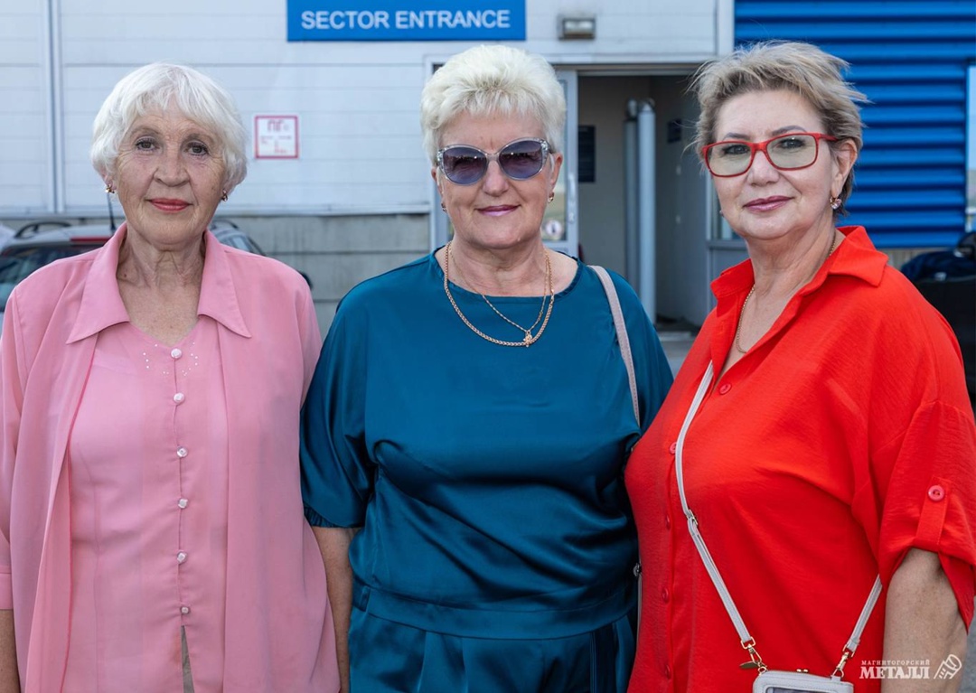 «Три гордых буквы - ММК!» «Мы все - металлурги». Более 7500 ветеранов производства собрались в «Арене-Металлург» в канун главного городского праздника