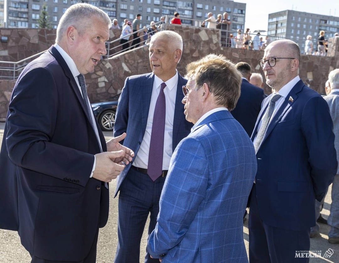 «Три гордых буквы - ММК!» «Мы все - металлурги». Более 7500 ветеранов производства собрались в «Арене-Металлург» в канун главного городского праздника