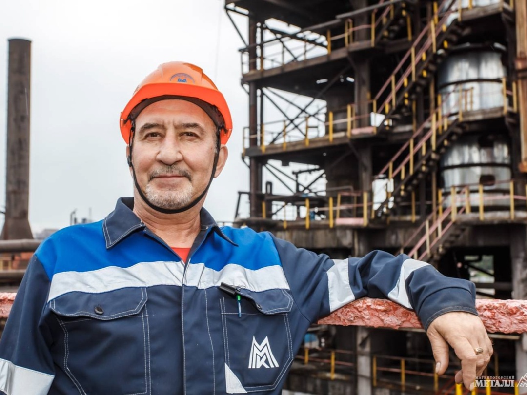 Профессию нужно полюбить Андрей Арефьев — аппаратчик перегонки цеха улавливания и переработки химических продуктов ММК, человек, который знает о смоле всё и…