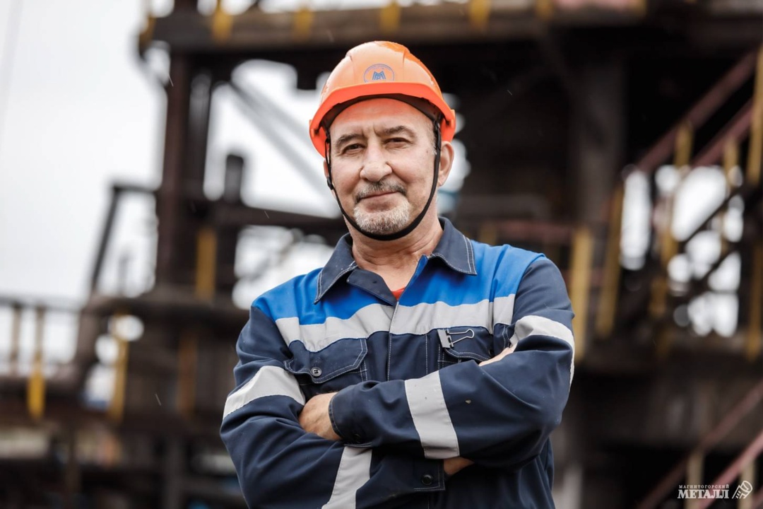 Профессию нужно полюбить Андрей Арефьев — аппаратчик перегонки цеха улавливания и переработки химических продуктов ММК, человек, который знает о смоле всё и…