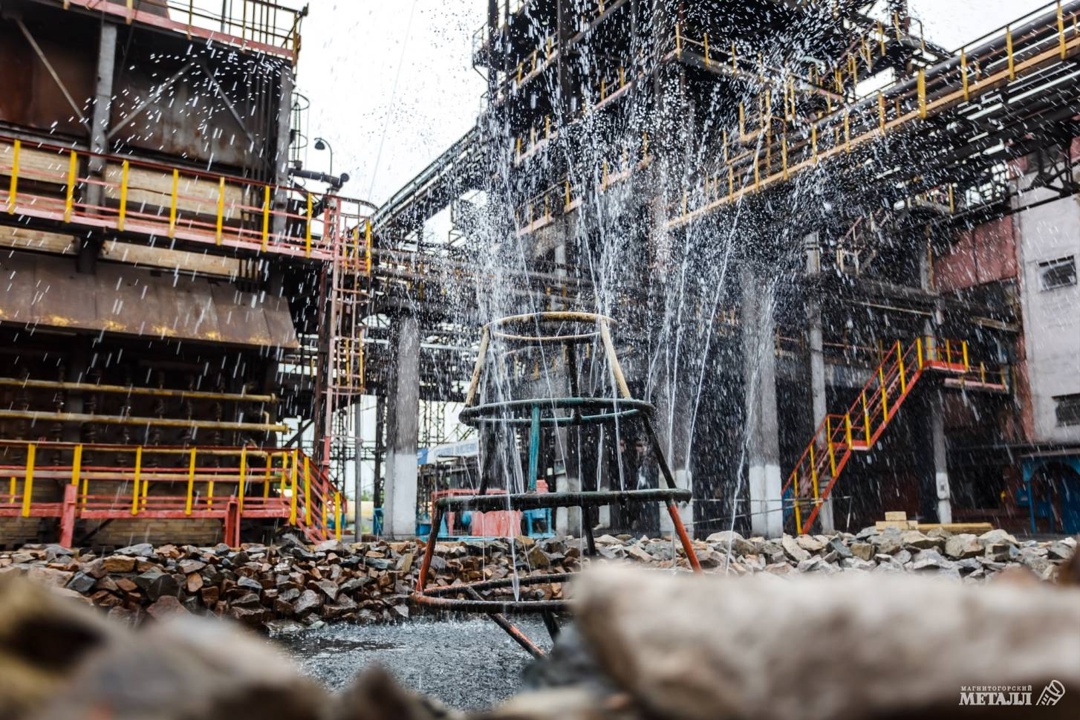 Профессию нужно полюбить Андрей Арефьев — аппаратчик перегонки цеха улавливания и переработки химических продуктов ММК, человек, который знает о смоле всё и…