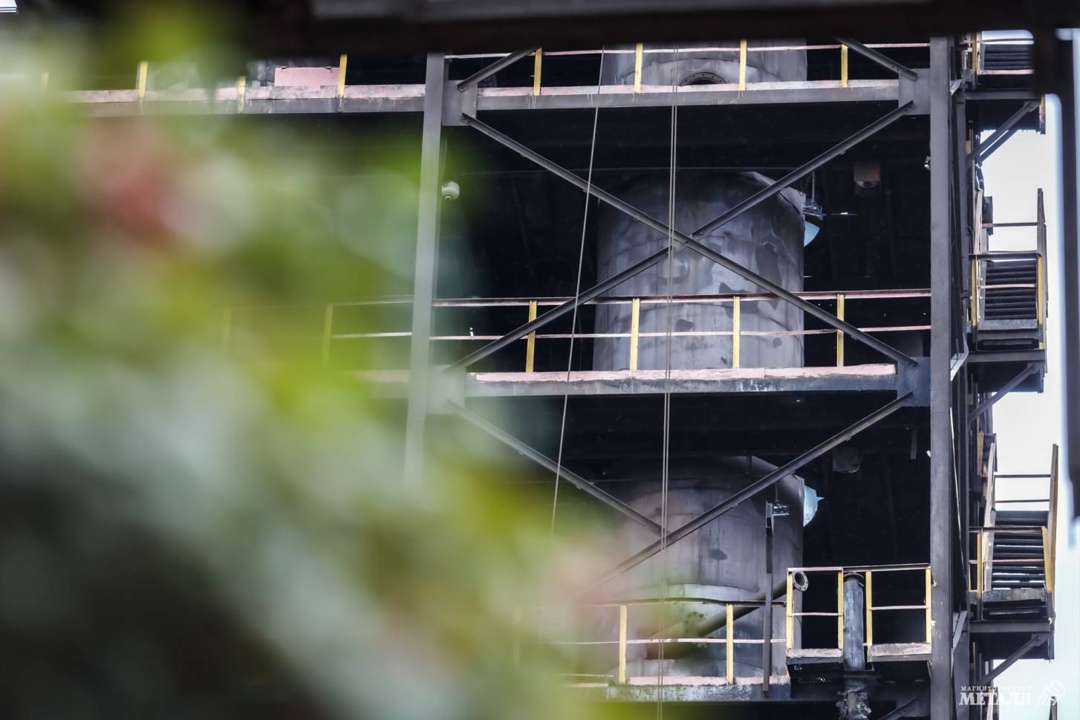 Профессию нужно полюбить Андрей Арефьев — аппаратчик перегонки цеха улавливания и переработки химических продуктов ММК, человек, который знает о смоле всё и…