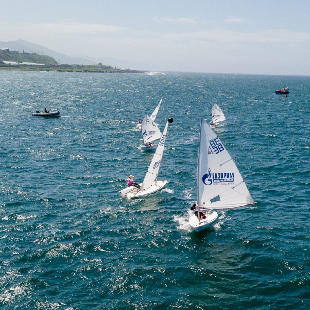 У берегов Холмска на Сахалине завершилась пятая регата «Паруса надежды» – проект, который из года в год открывает детям мир парусного спорта